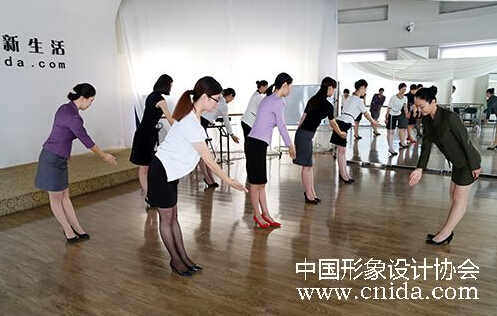 徐文波老師 專業服務禮儀培訓教學實錄與價值解析